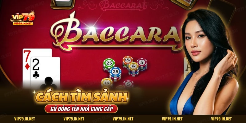 Bàn Baccarat đỏ với lá bài và chip cược xếp cạnh nhau