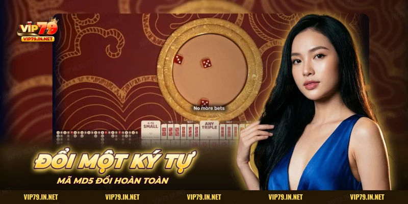 Bàn sicbo trực tuyến với vòng xúc xắc ở giữa và các ô cược
